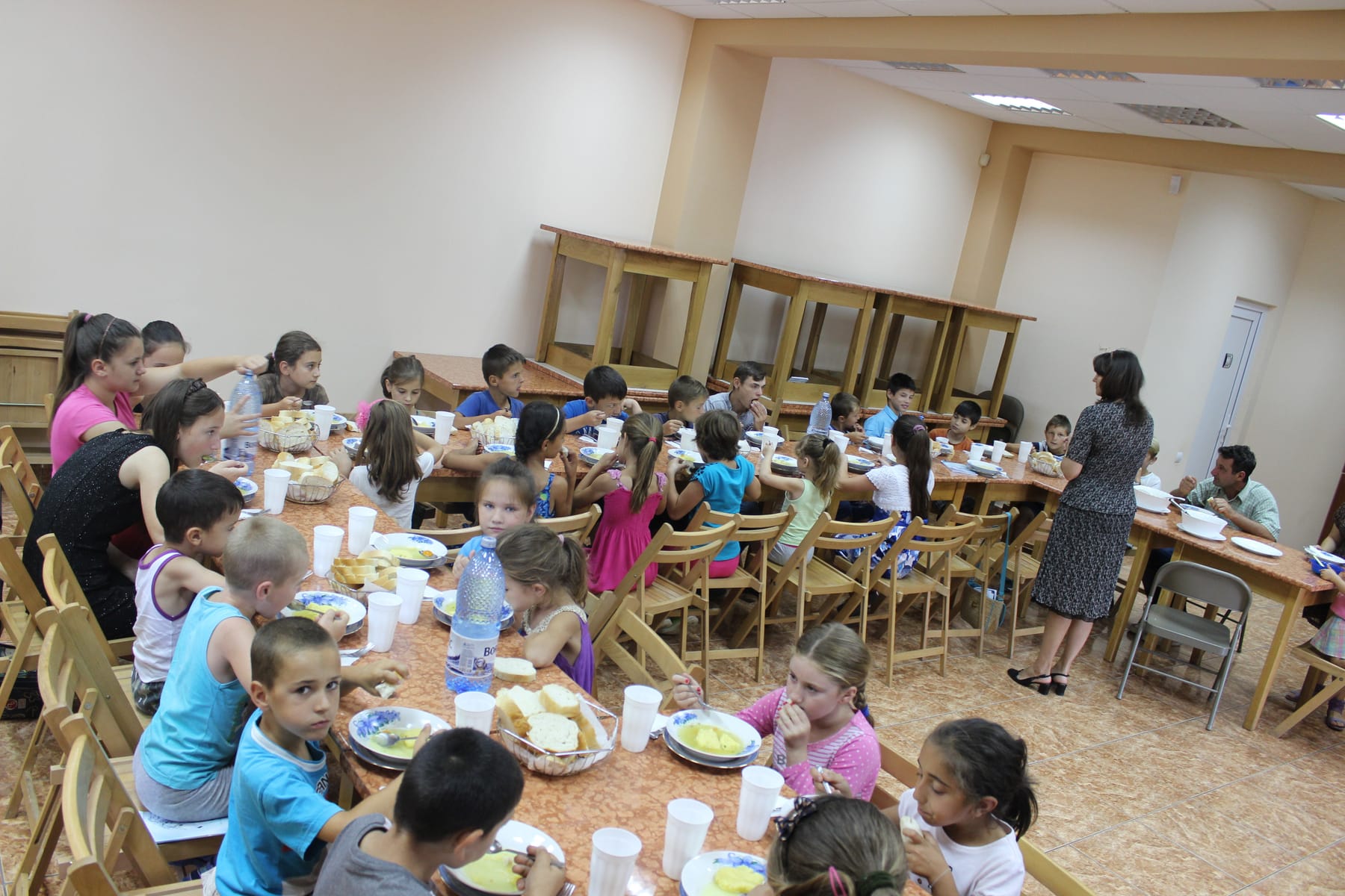 Children at the table at Casa Pâinii in Romania